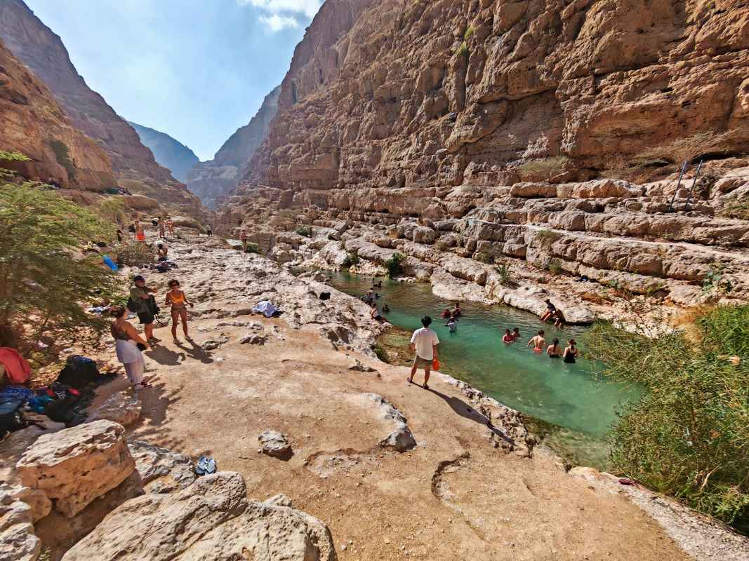 13:20, Wadi Shab, tu sa končí túra a začína plávanie - my tu končíme