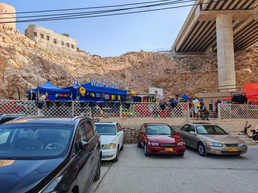 Wadi Shab, požičovňa pod mostom, majú tu toho dosť pre každého