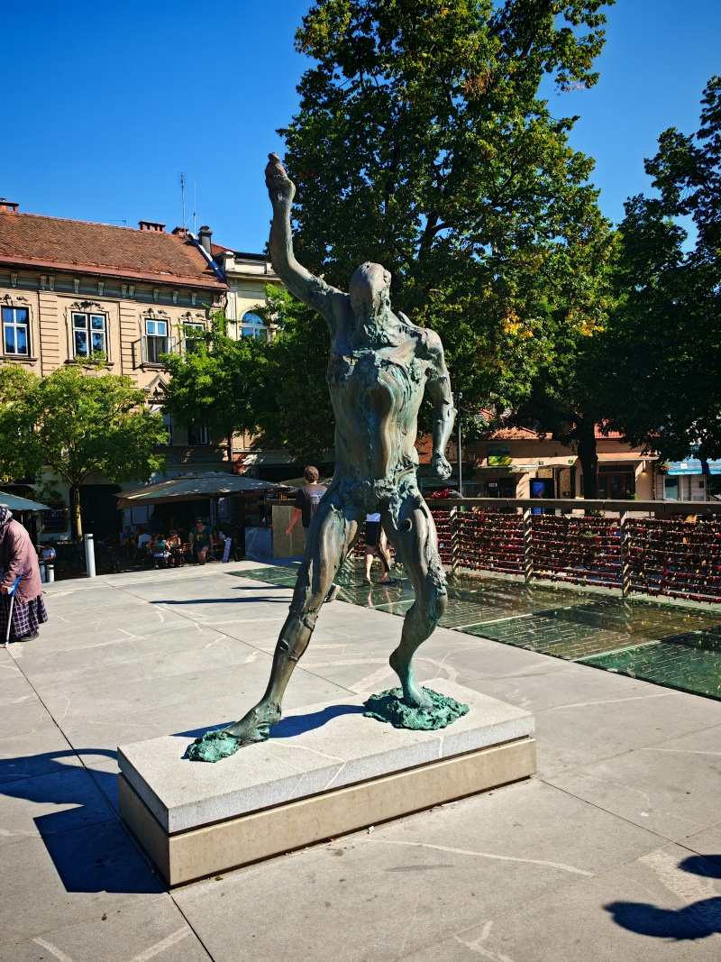 Mäsiarsky most, Satyr