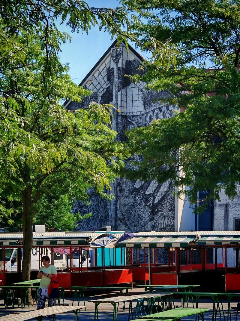 Tržnica a v pozadí murall, nástenná maľba