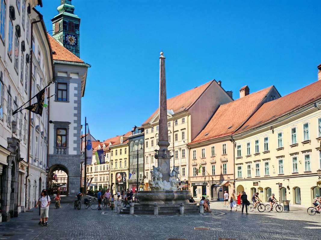Robbova fontána a Mestská radnica