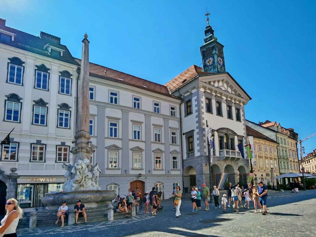 Robbova fontána a Mestská radnica