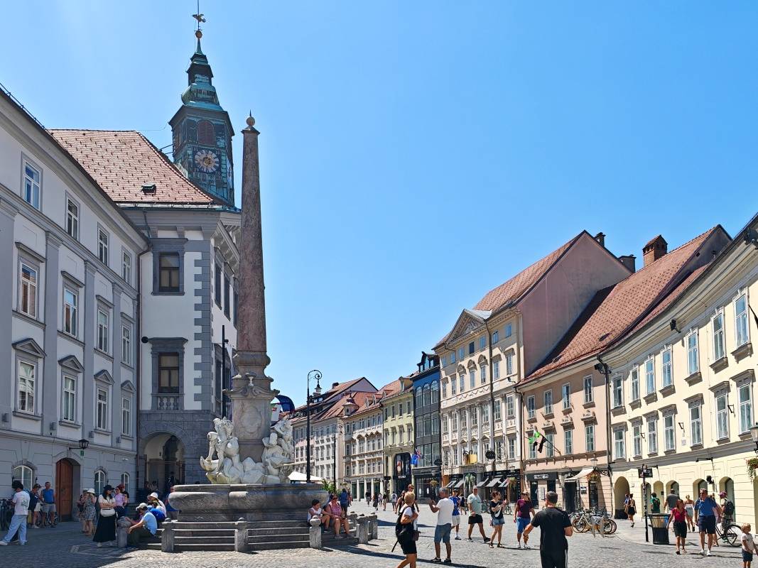Robbova fontána a Radnica