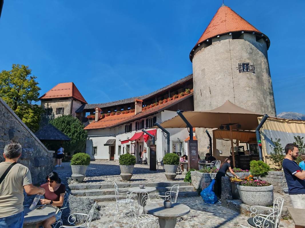 Bledský hrad, horné nádvorie