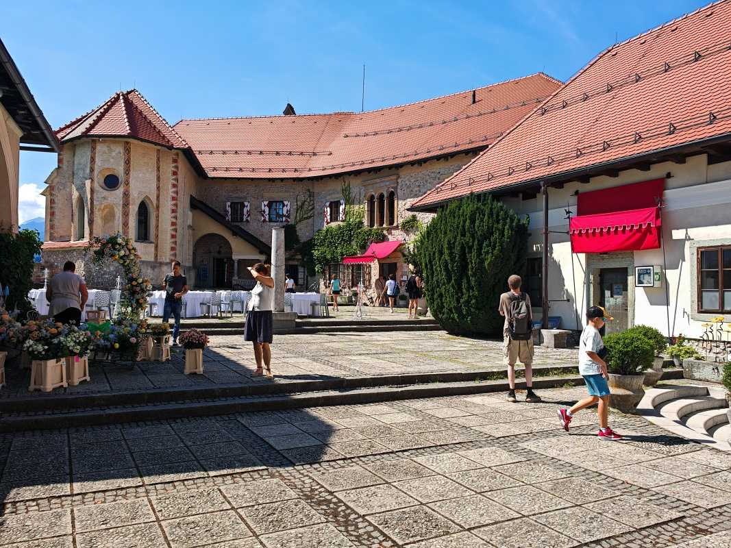 Bledský hrad, horné nádvorie a Kaplnka