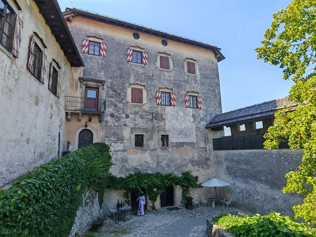 Dolné nádvorie s vínnymi obchodmi