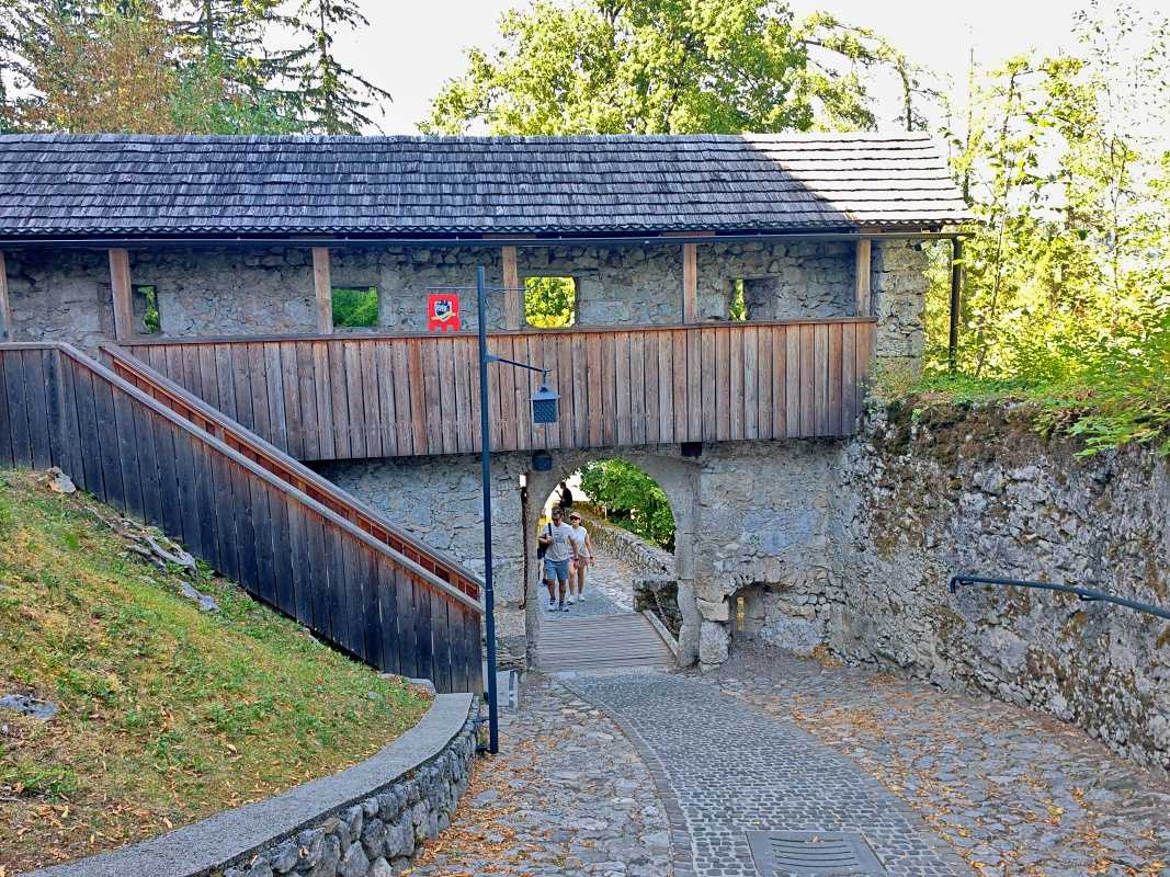 Opúšťame hrad